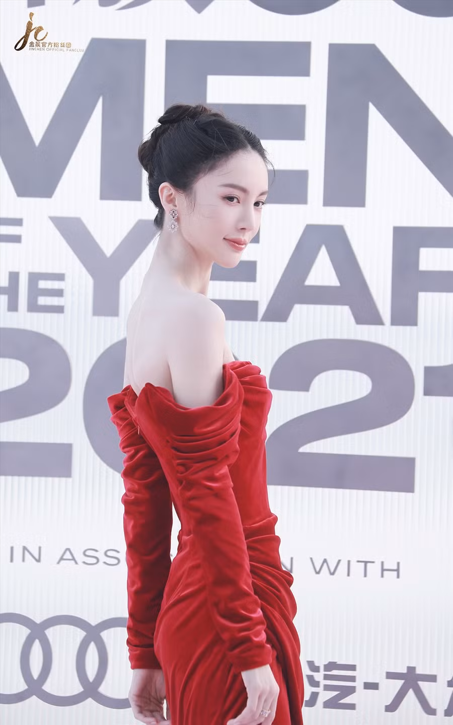 Kim Thần quyến rũ trong bộ váy đỏ. Ảnh: Weibo