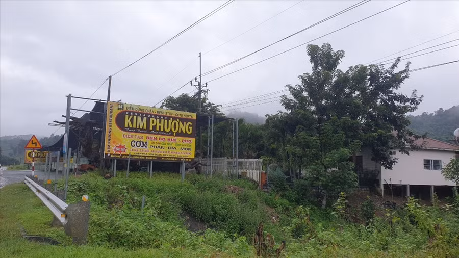 Trạm dừng chân Kim Phượng xây dựng và đưa nhiều công trình vào sử dụng năm 2009 với diện tích khoảng 950m2 bao gồm nhà ở, quán và các hạng mục phụ trợ khác. Toàn bộ các công trình này đều xây dựng không có giấy phép. Ảnh: CC