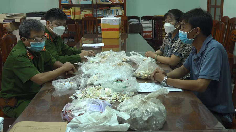Cơ quan CSĐT Công an tỉnh Bình Định đã trao trả 5,8 kg vàng cho chủ hiệu vàng A.T - Ảnh: Trị Bình Cơ quan CSĐT Công an tỉnh Bình Định đã trao trả 5,8 kg vàng cho chủ hiệu vàng A.T - Ảnh: Trị Bình