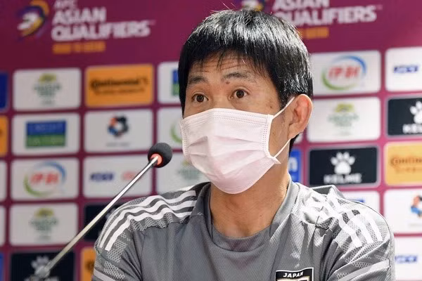 HLV Hajime Moriyasu chia sẻ trong buổi họp báo. Ảnh: SPORT