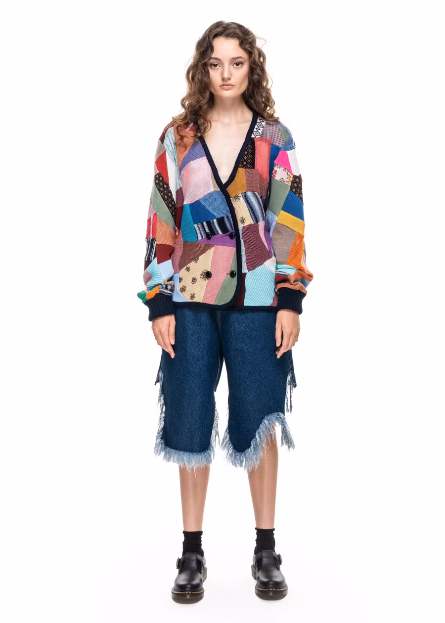 Quần shorts bằng denim phá cách với phần vạt dài đắp phía trước có tua rua, kiểu dáng cạp trễ dễ phối với áo len, cardigan mùa Thu Đông.