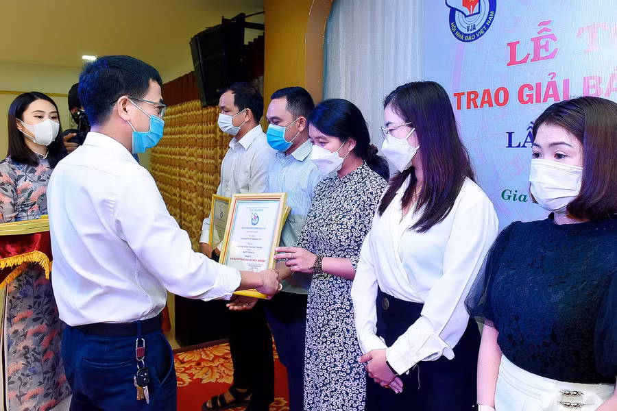 Giám đốc Đài PT-TH Gia Lai Đặng Huy Cường trao giải C cho các tác giả. Ảnh: Đức Thụy