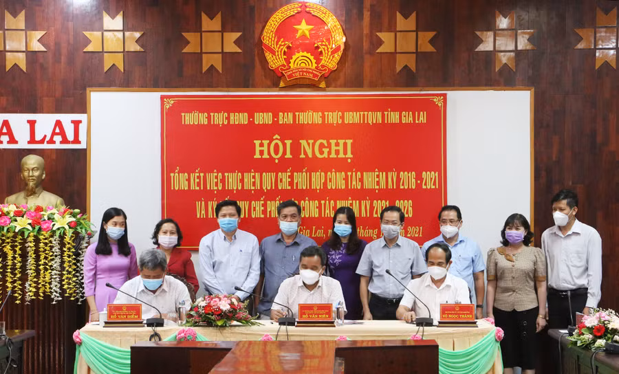 Các đồng chí chủ trị ký kết quy chế phối hợp công tác nhiệm kỳ 2021-2026. Ảnh: Quang Tấn