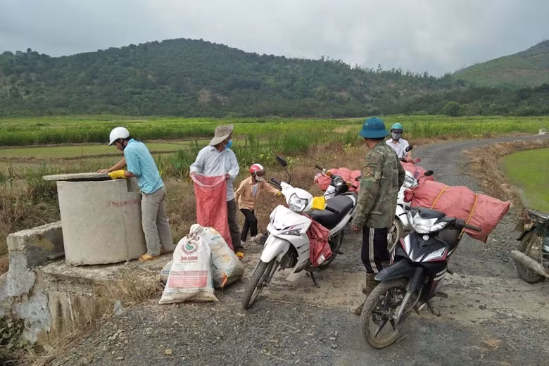 Nông dân xã Triệu Hải, huyện Đạ Tẻh tham gia thu gom bao bì thuốc BVTV trên đồng ruộng. Ảnh: Ngọc Ngà