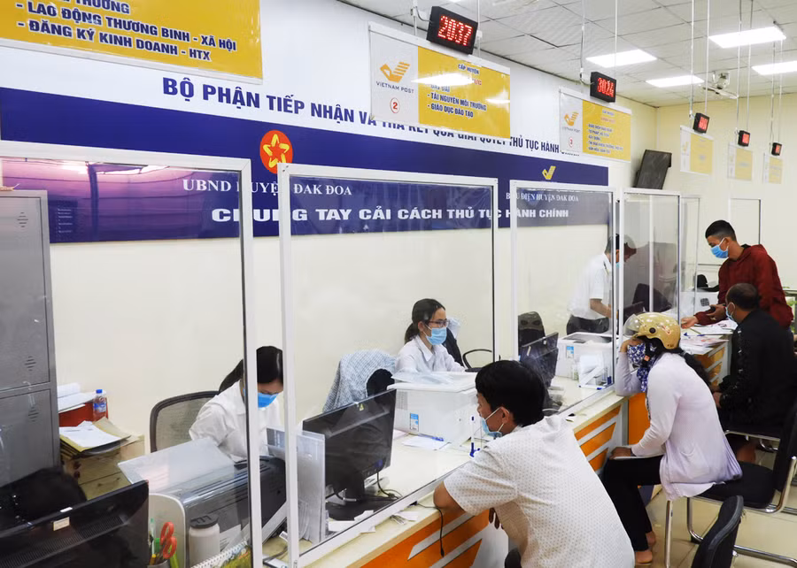 Bộ phận tiếp nhận và trả kết quả ở Bưu điện huyện Đak Đoa. Ảnh: Thanh Nhật Bộ phận tiếp nhận và trả kết quả ở Bưu điện huyện Đak Đoa. Ảnh: Thanh Nhật