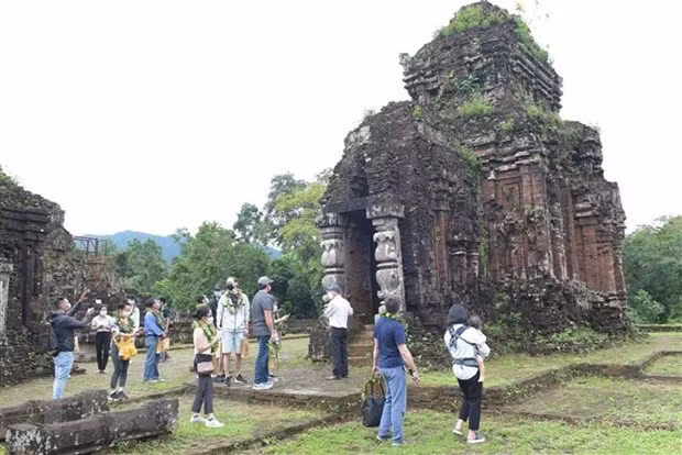 Du khách tham quan vùng lõi Di sản Văn hóa thế giới Mỹ Sơn. (nh: Đoàn Hữu Trung/TTXVN