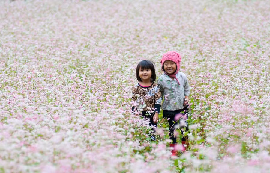 Những đứa trẻ địa phương trông thật bình dị và đáng yêu. Ảnh: viettravel