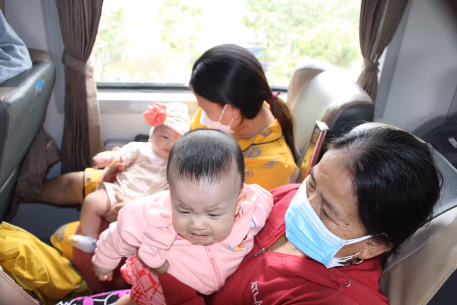 Nhiều trẻ sơ sinh và người già đi chuyến tàu chuyên biệt về Quảng Bình