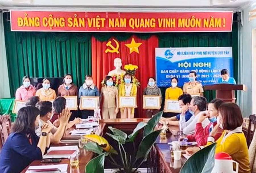  Khen thưởng các tập thể, cá nhân có nhiều đóng góp cho công tác Hội. Ảnh: Minh Châu