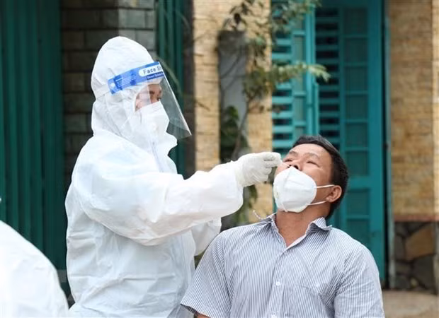 Lấy mẫu xét nghiệm cho người dân thành phố Buôn Ma Thuột sau khi nhận ổ dịch ở phường Tân Lập. Ảnh: Tuấn Anh/TTXVN