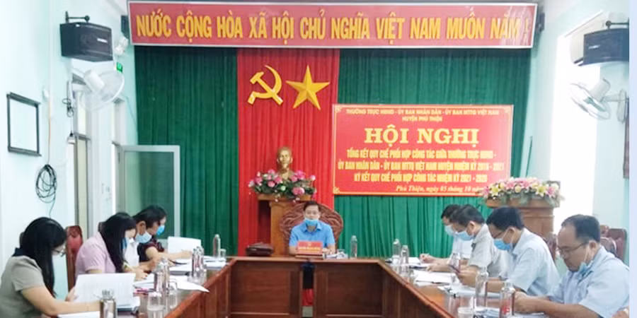 Huyện Phú Thiện tổ chức hội nghị tổng kết 5 năm thực hiện Quy chế phối hợp công tác giữa HĐND, UBND và Ủy ban MTTQ Việt Nam huyện nhiệm kỳ 2016-2021. Ảnh: Hoa Mai