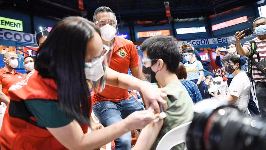 Tiêm vắc xin cho nhóm người từ 12 - 17 tuổi ở Philippines ngày 3.11. Ảnh: AFP