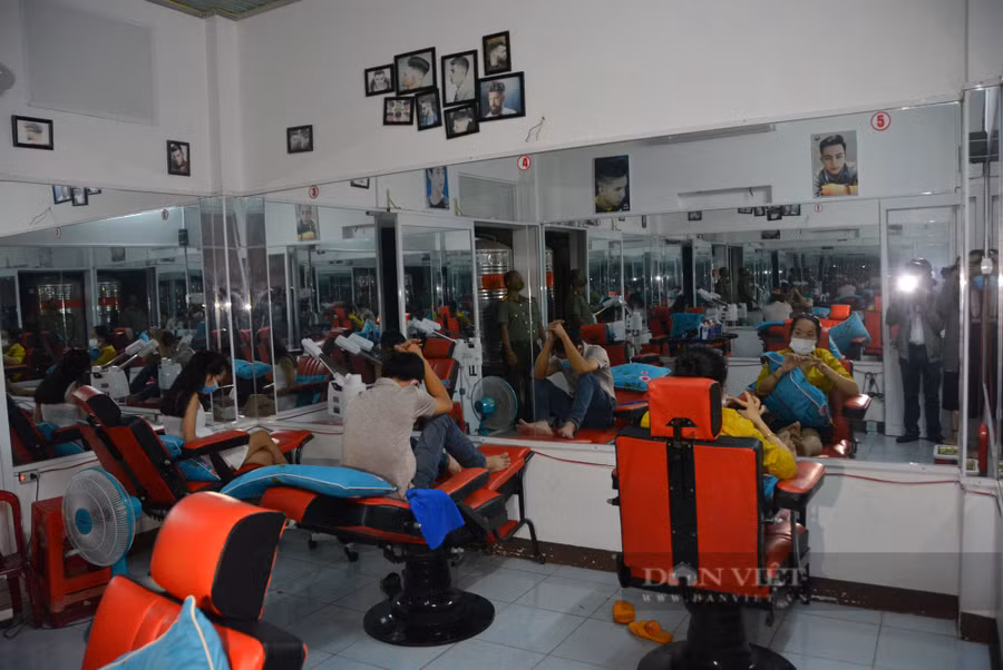 Đoàn kiểm tra cơ sở cắt tóc, gội đầu Tuyết Trinh, phát hiện 3 khách nam đang được phục vụ trong phòng kín. Ảnh: H.G