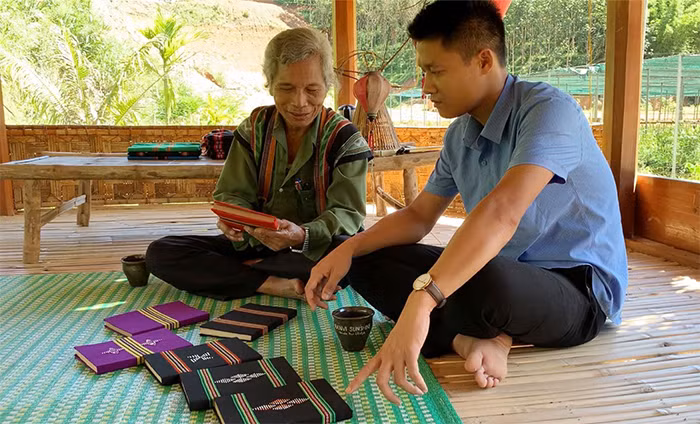 Anh Hiển cùng già làng Bh’riu Pố trao đổi về các loại cây dược liệu.