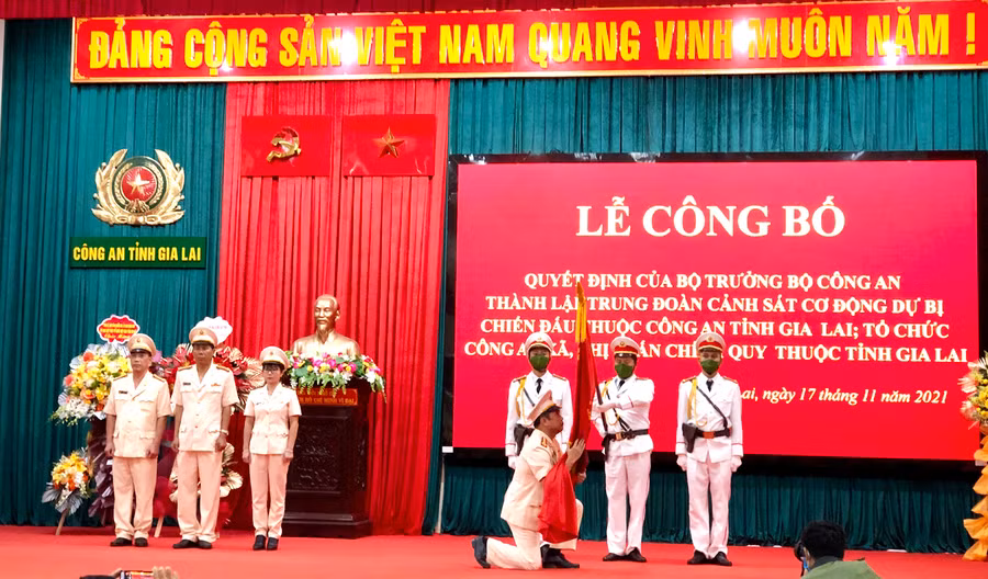 Chỉ huy Trung đoàn CSCĐ dự bị chiến đấu Công an tỉnh Gia Lai tuyên thệ. Ảnh: Lê Hòa hỉ huy Trung đoàn Cảnh sát Cơ động dự bị chiến đấu Công an tỉnh Gia Lai tuyên thệ. Ảnh Lê Hòa