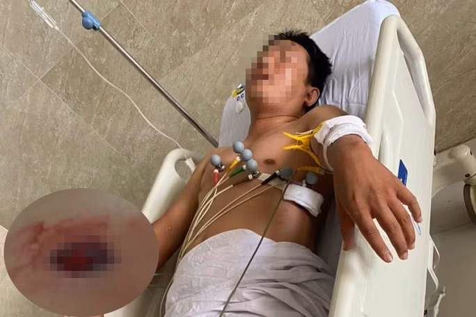 Ông Bùi Hoàng Anh lúc đi cấp cứu