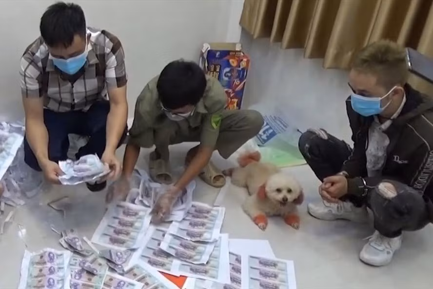 Nhiều bản in tiền giả chưa cắt tại nhà đối tượng ở. Nhiều bản in tiền giả chưa cắt tại nhà đối tượng ở.