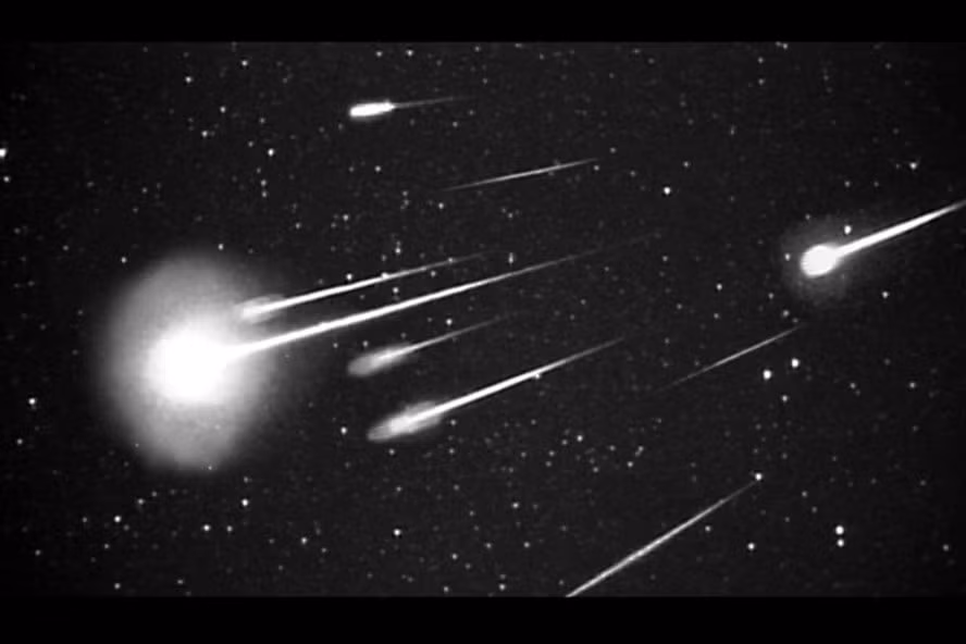 Mưa sao băng Leonids năm 1999 được nhìn thấy ở độ cao 11km. Ảnh: NASA