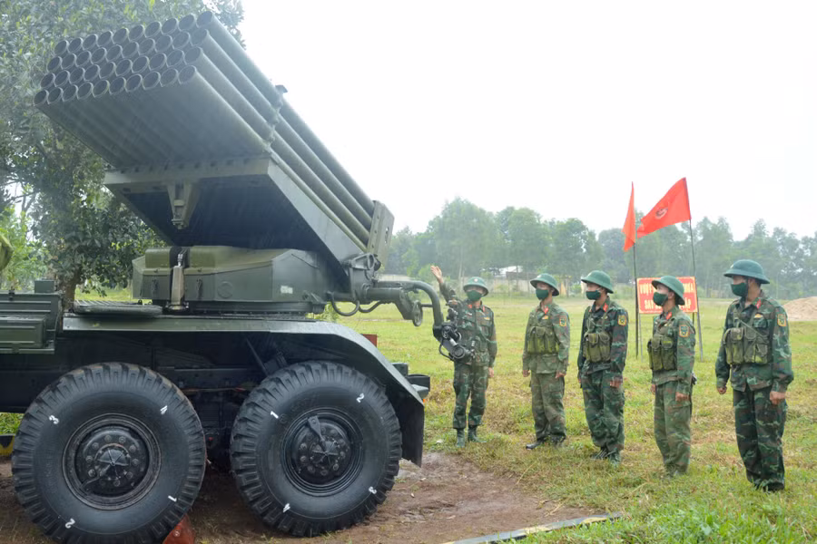 Cán bộ, chiến sĩ Lữ đoàn Pháo binh 40 tham gia huấn luyện. Ảnh: Vĩnh Hoàng
