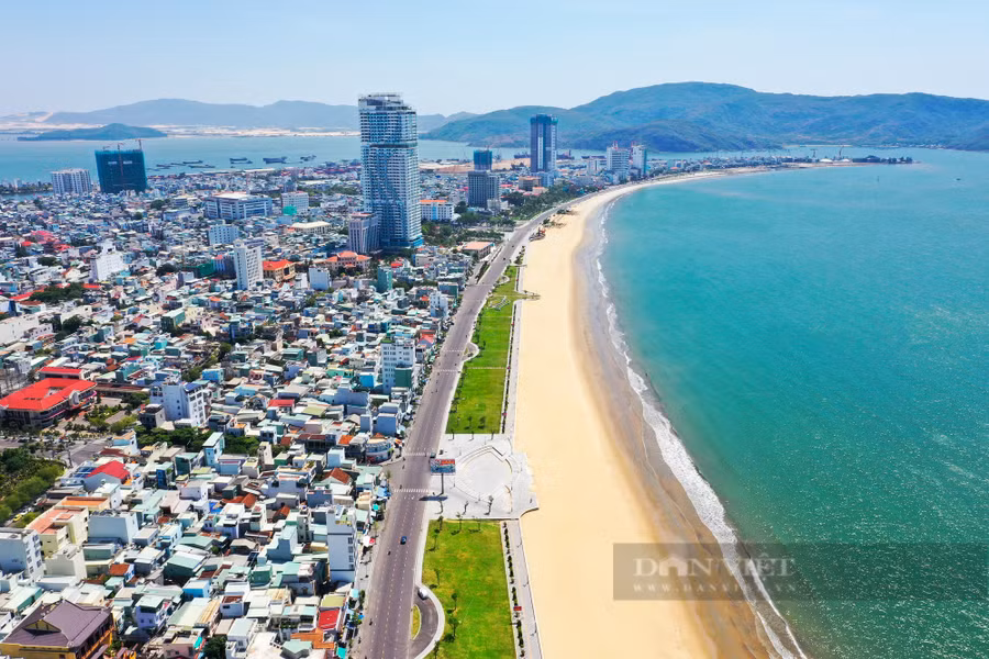 Quy Nhơn có bãi bãi dài, mịn màng và giữ được không gian công cộng ven biển hiếm địa phường nào có được. Ảnh: Nguyễn Dũng.