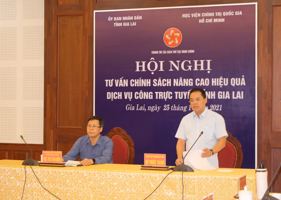 Đồng chí Hồ Phước Thành (bìa phải)-Phó Chủ tịch UBND tỉnh; PGS-TS Lê Văn Chiến-Viện trưởng Viện Lãnh đạo học và Chính sách công-Học viện Chính trị Quốc gia Hồ Chí Minh chủ trì hội thảo. Ảnh: Phan Lài