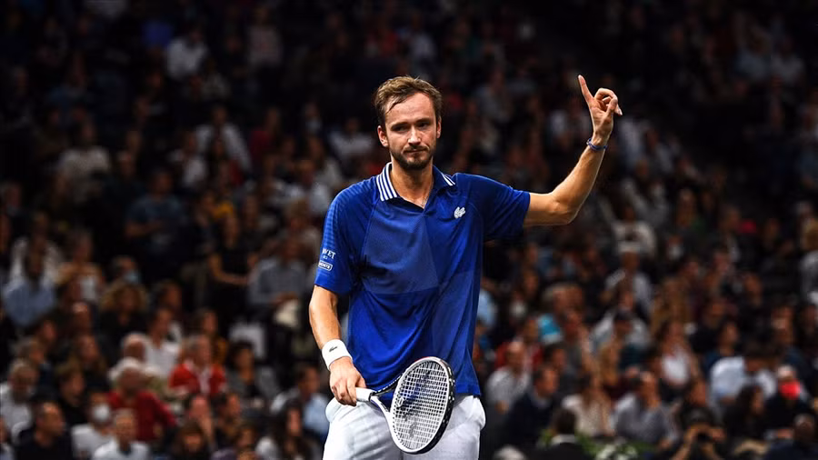 Daniil Medvedev vượt lên dẫn trước trong set đầu tiên với lối đánh khiến Djokovic mắc lỗi khá nhiều. Ảnh: ATP Tour