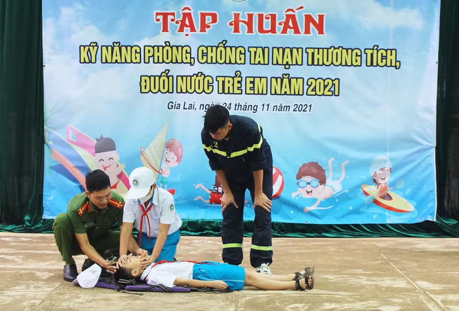  Các em học sinh Trường Tiểu học Nguyễn Huệ thực hành cách sơ cứu người bị đuối nước. Ảnh: Phan Lài