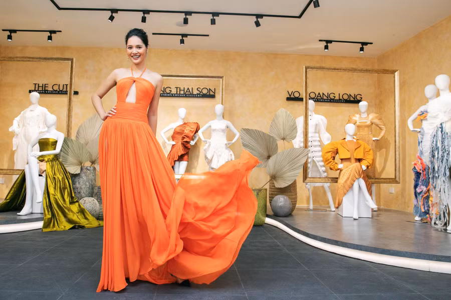 Hoa hậu Hương Giang diện váy cut-out màu cam thuộc bộ sưu tập Like the Sunshine của Lê Thanh Hòa. Ảnh: Kiếng cận team