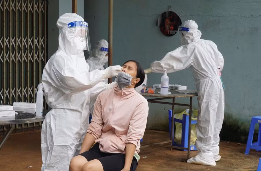 Lực lượng y tế lấy mẫu test nhanh cho người dân tại TX.Buôn Hồ. Ảnh: Sở Y tế Đắk Lắk