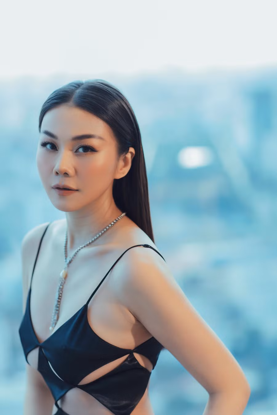 Mẫu thiết kế này giúp cô không chỉ phô diễn được đôi vai gầy, eo thon mà còn 