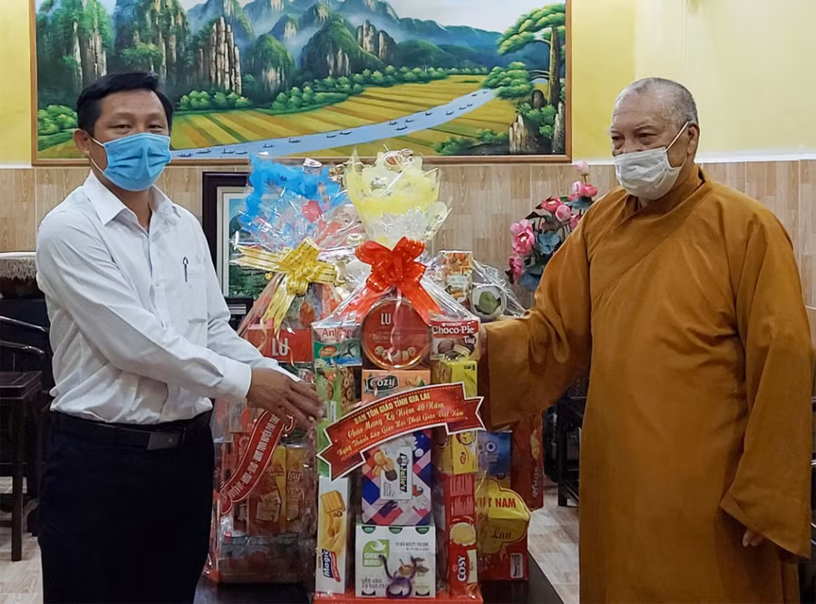  Phó Trưởng Ban Tôn giáo tỉnh Gia Lai Nguyễn Văn Nô (trái) chúc mừng hòa thượng Thích Trí Thạnh-Thành viên Hội đồng Chứng minh, Chứng minh Ban Trị sự Giáo hội Phật giáo Việt Nam tỉnh. Ảnh: Phước Đặng 