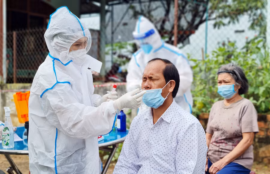 1 Nhân viên y tế Trung tâm Y tế TP. Pleiku lấy mẫu xét nghiệm người dân tại hẻm 218 Trần Quý Cáp (phường Yên Đổ, TP. Pleiku). Ảnh Bá Bính.jpg