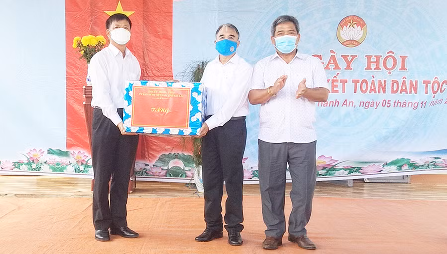  Chủ tịch Ủy ban MTTQ Việt Nam tỉnh Hồ Văn Điềm (bìa phải) tặng quà cho cán bộ và Nhân dân thôn 6. Ảnh: Lê Đại