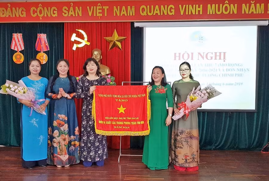 Hội LHPN đón nhận cờ thi đua của Thủ tướng Chính phủ vì những thành tích xuất sắc trong phong trào và công tác hội phụ nữ. Ảnh: Hoàng Ngọc