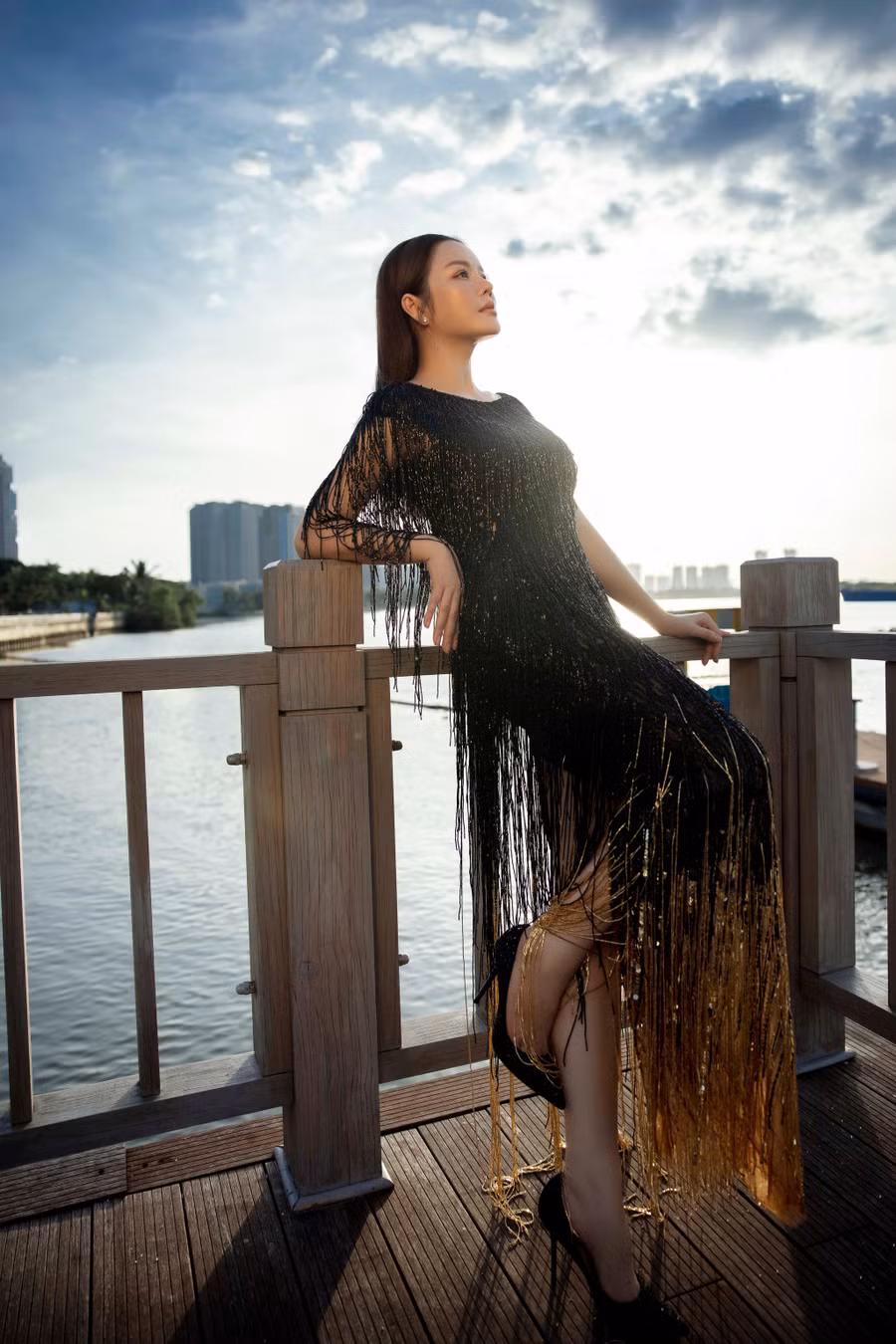 Ê kíp Lê Thanh Hòa tiếp tục thể hiện thế mạnh là sự tỉ mỉ, thành thục trong từng đường kim mũi chỉ, giúp trang phục có phom dáng sắc nét và tinh tế.