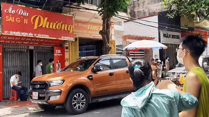  Lực lượng chức năng khám xét cửa hàng kinh doanh ở số nhà 126 Nguyễn Thượng Mẫn, TP Hải Dương