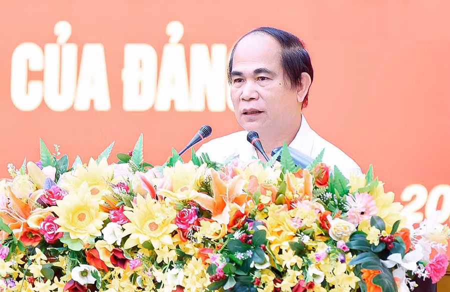 Tại hội nghị, đồng chí Võ Ngọc Thành-Phó Bí thư Tỉnh ủy, Chủ tịch UBND tỉnh quán triệt đến các đại biểu nội dung một số văn bản của Đảng. Ảnh: Đức Thụy Chủ tịch UBND tỉnh Võ Ngọc Thành phát biểu tại hội nghị. Ảnh: Đức Thụy