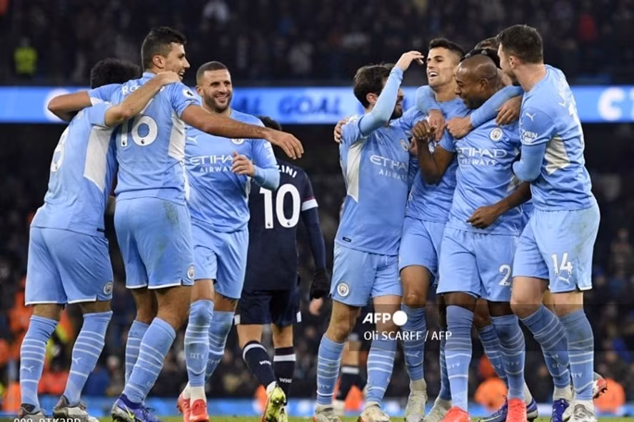 Man City bám sát Chelsea trên bảng xếp hạng. Ảnh: AFP