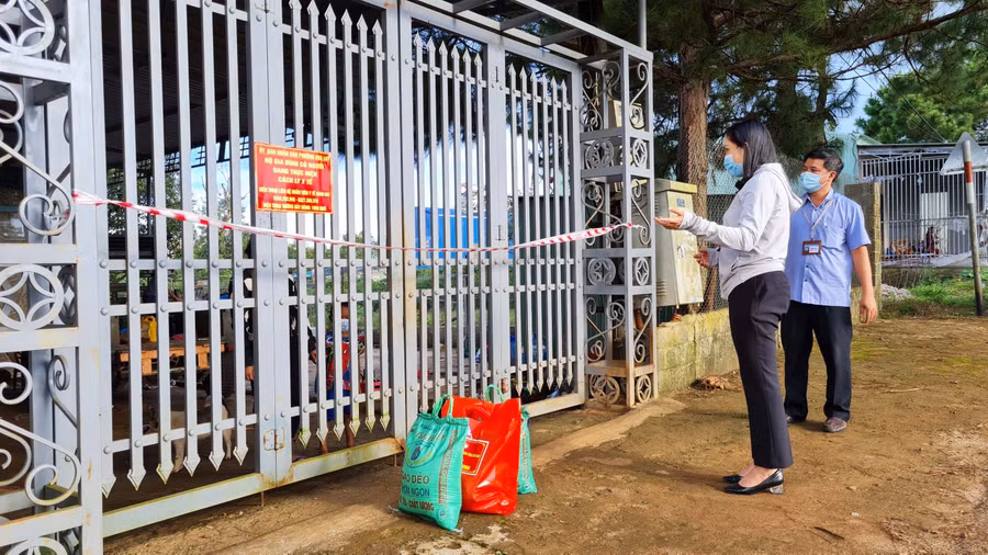 Tổ công tác của UBND phường Hoa Lư (TP. Pleiku) kiểm tra việc cách ly tại nhà và hỗ trợ người dân có hoàn cảnh khó khăn. Ảnh: Lê Văn Ngọc