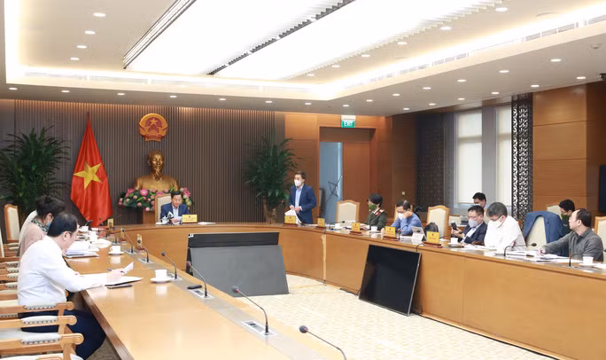  Phó Thủ tướng Lê Minh Khái, Phó Trưởng Ban Chỉ đạo Quốc gia phòng, chống dịch COVID-19, Trưởng Tiểu ban Tài chính, hậu cần chủ trì cuộc họp - Ảnh: Quang Thương