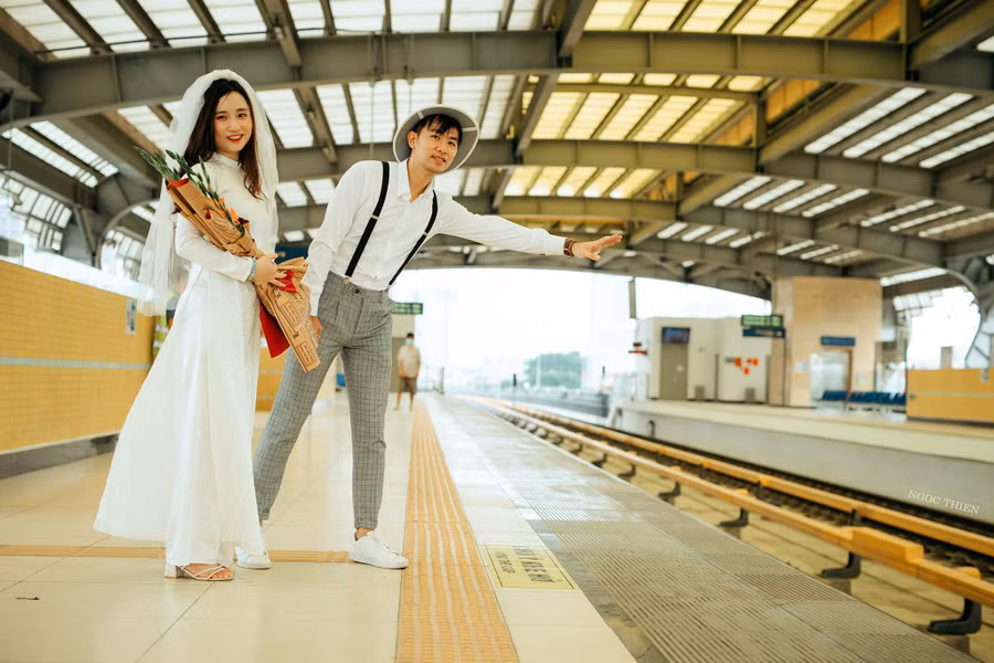  Cặp đôi trẻ chụp ảnh kỷ niệm trước khi lên tàu. Ảnh: Vũ Ngọc Thiện