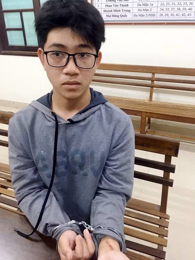 Đối tượng gây án Phạm Văn Hưng tại cơ quan công an. Ảnh: CACC