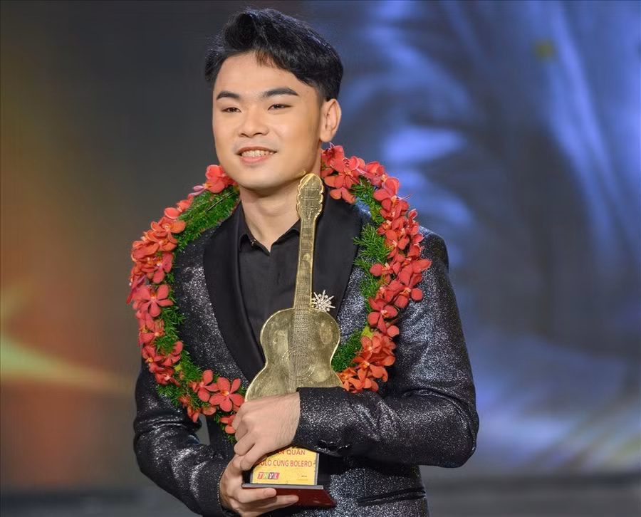 Trường Sang đăng quang Quán quân Solo cùng Bolero mùa 7. Ảnh: Khang.