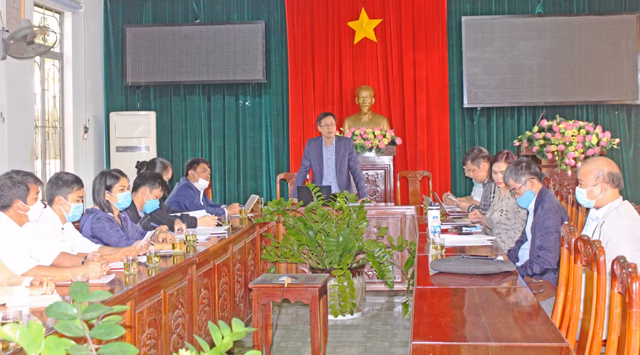 Đoàn nghiên cứu Học viện Chính trị Quốc gia Hồ Chí Minh làm việc với UBND huyện Chư Păh để đánh giá hiệu quả thực hiện dịch vụ công trực tuyến. Ảnh: Phan Lài