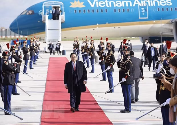 Thủ tướng Phạm Minh Chính đến sân bay Orly ở thủ đô Paris (Pháp). (Ảnh: Dương Giang/TTXVN) Thủ tướng Phạm Minh Chính đến sân bay Orly ở thủ đô Paris (Pháp). (Ảnh: Dương Giang/TTXVN)