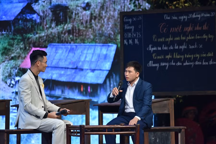  Thầy Hò Văn Lợi (bên phải) trong Chương trình “Thay lời tri ân năm 2021” do Bộ Giáo dục và Đào tạo phối hợp với Đài Truyền hình Việt Nam, Công đoàn Giáo dục Việt Nam tổ chức. Ảnh: Thế Đại