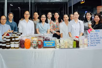 Gian hàng của Tiểu chủng viện Làng Sông tại “Phiên chợ số - Chuyển đổi xanh” xã Tuy Phước. Ảnh. Đinh Yến