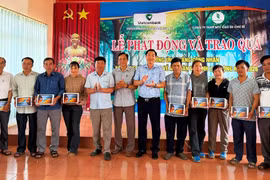 Công ty Cao su Chư Sê trang bị máy tính bảng cho công nhân kỹ thuật giao nhận mủ