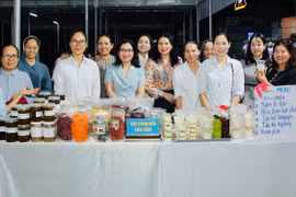 Gian hàng của Tiểu chủng viện Làng Sông tại “Phiên chợ số - Chuyển đổi xanh” xã Tuy Phước. Ảnh. Đinh Yến