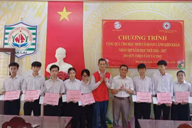 Trao quà sớm nâng bước học sinh nghèo đến trường